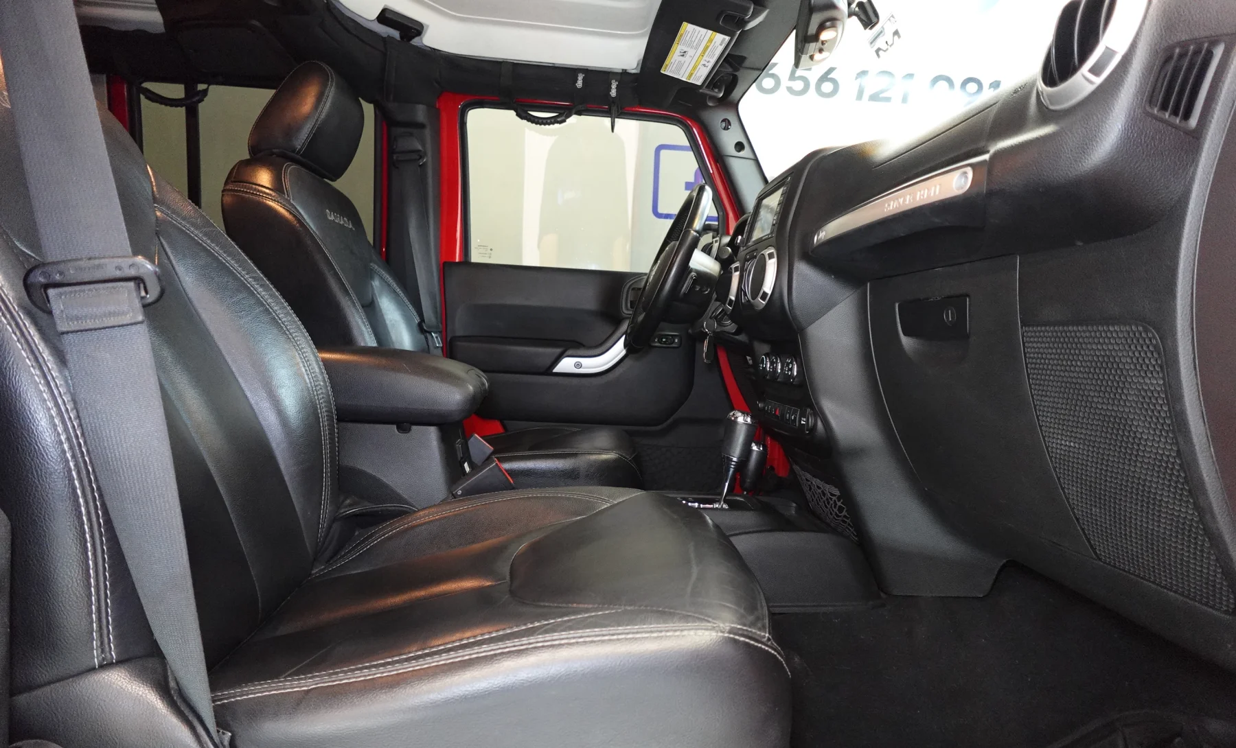 Jeep Wrangler Unlimited Sahara 2018 — interior 6 de 10