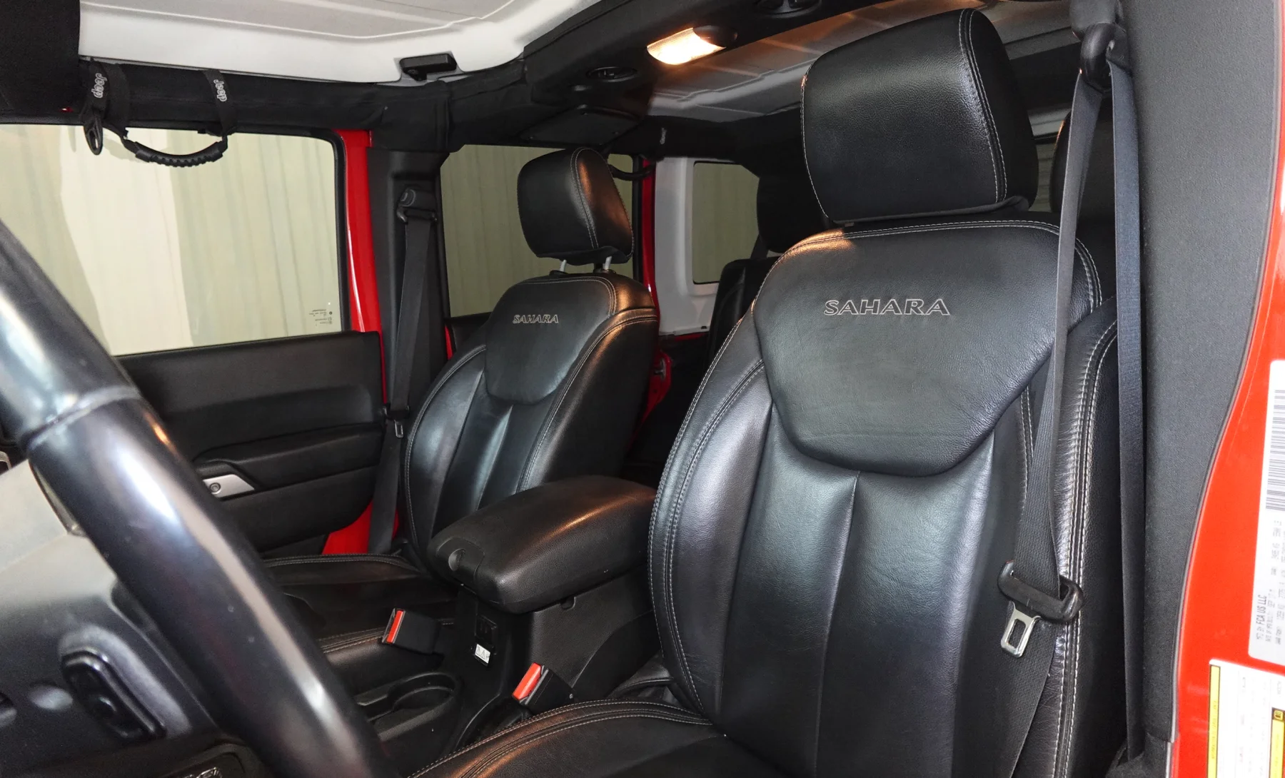 Jeep Wrangler Unlimited Sahara 2018 — interior 2 de 10