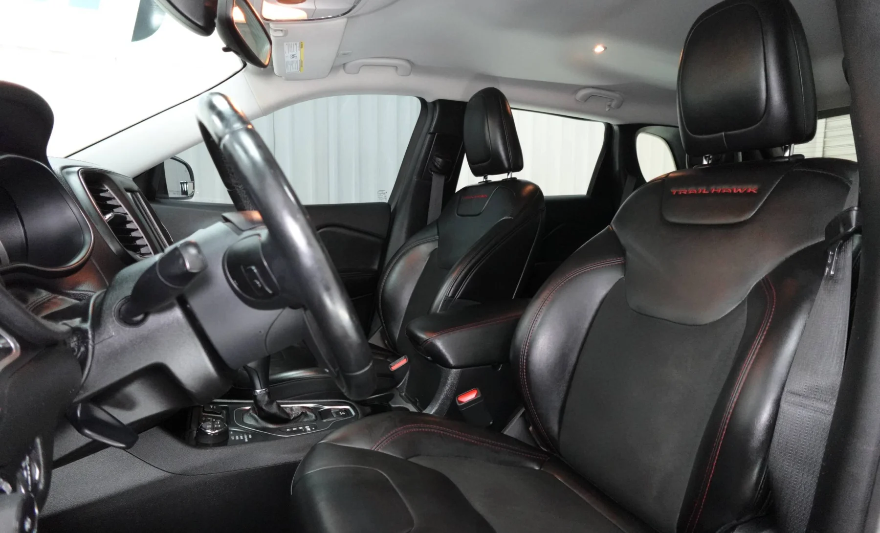 Jeep Cherokee TRAIL HAWK 2019 — interior 2 de 4
