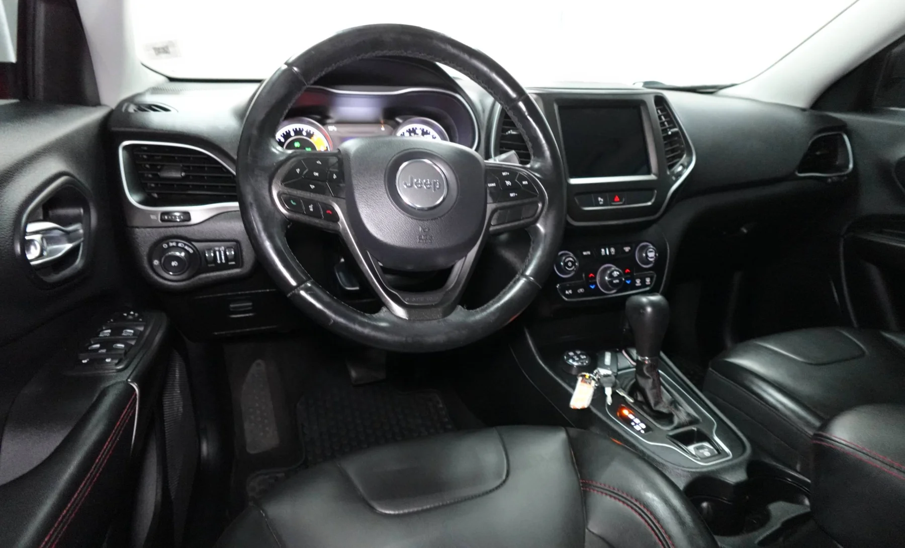 Jeep Cherokee TRAIL HAWK 2019 — interior 3 de 4