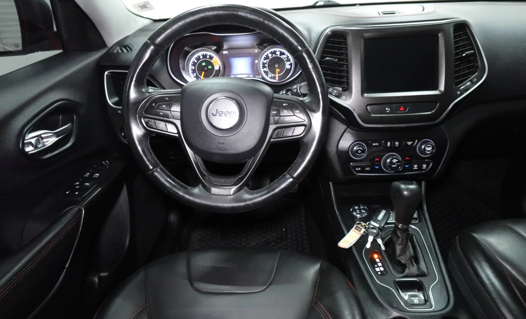 Jeep Cherokee TRAIL HAWK 2019 — interior 4 de 4