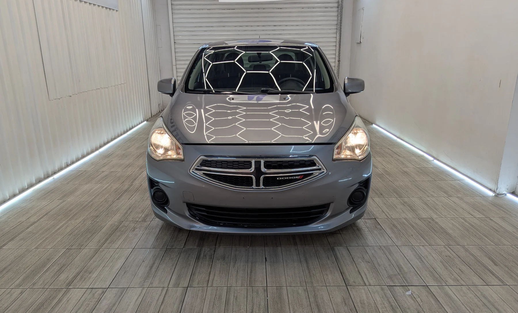 Dodge Attitude SE 2022 — exterior 2 de 10