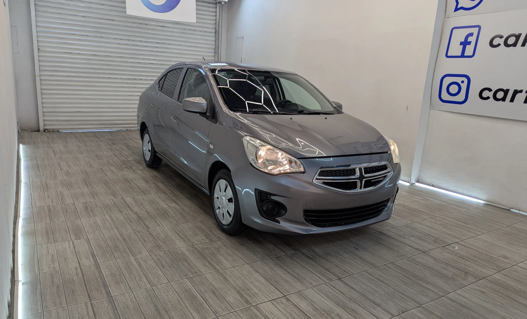 Dodge Attitude SE 2022 — exterior 3 de 10