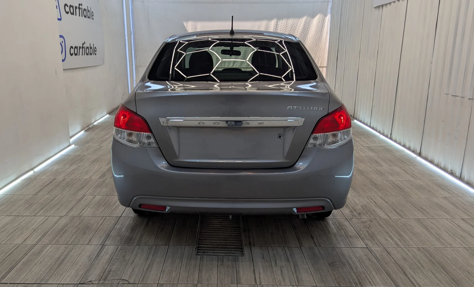 Dodge Attitude SE 2022 — exterior 5 de 10