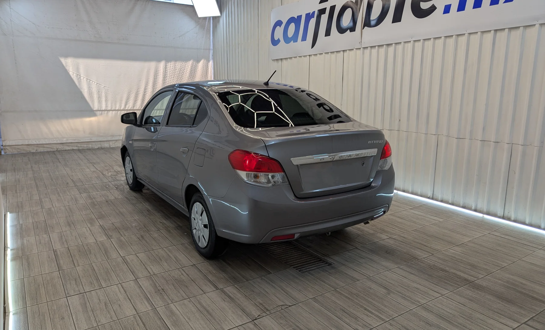 Dodge Attitude SE 2022 — exterior 6 de 10