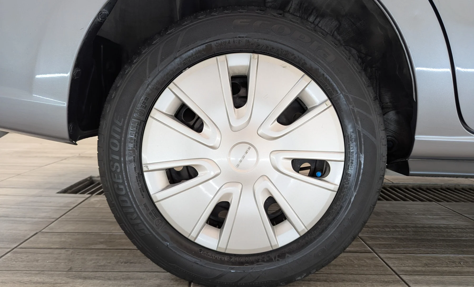 Dodge Attitude SE 2022 — exterior 10 de 10