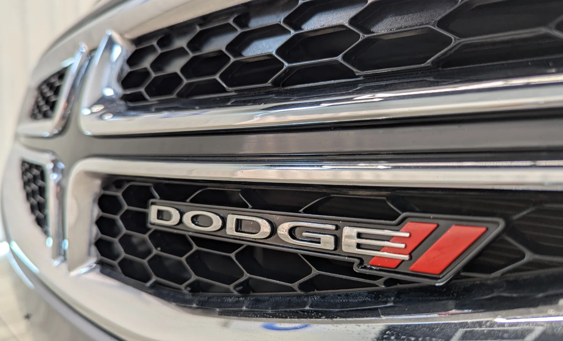 Dodge Attitude SE 2022 — exterior 8 de 10