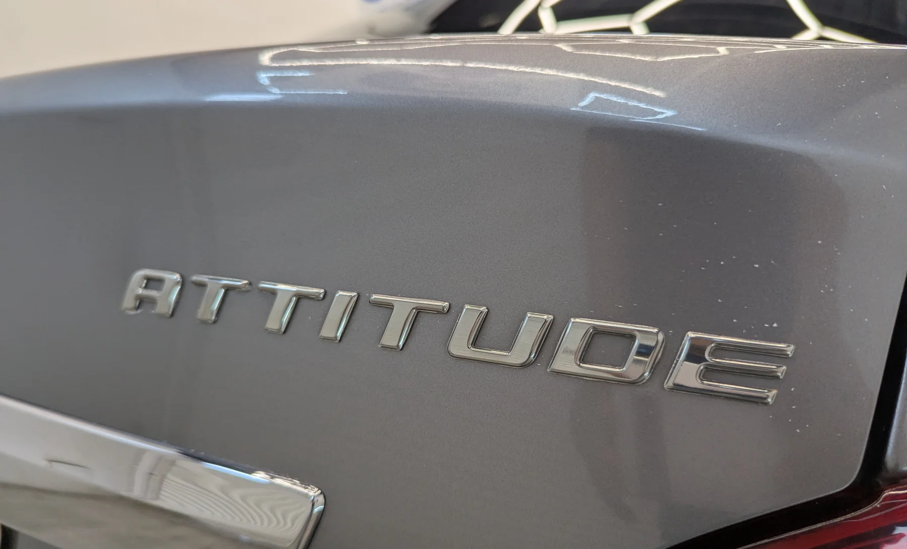 Dodge Attitude SE 2022 — exterior 9 de 10