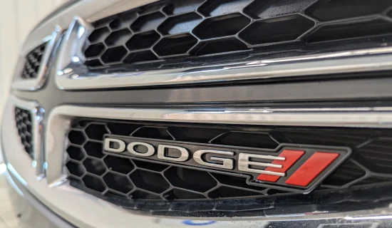 Dodge Attitude SE 2022 — exterior 8 de 10