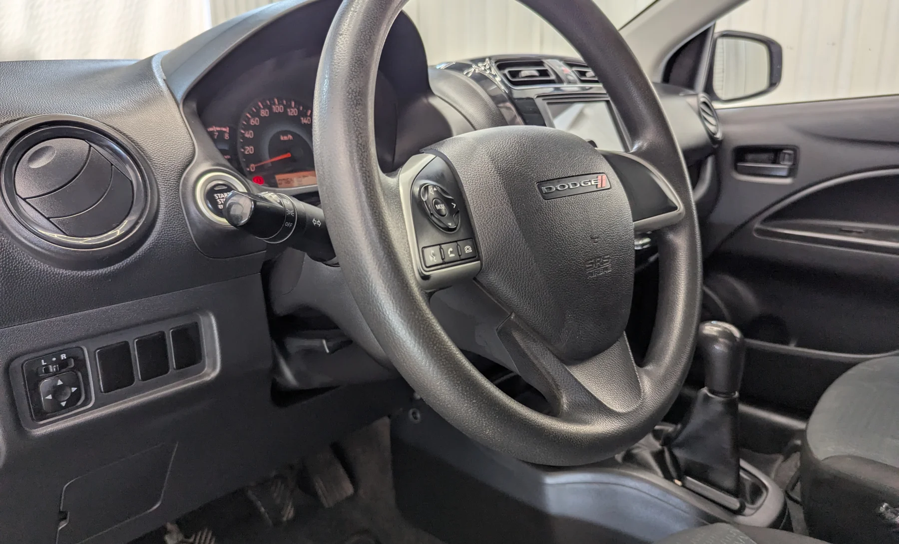 Dodge Attitude SE 2022 — interior 1 de 10