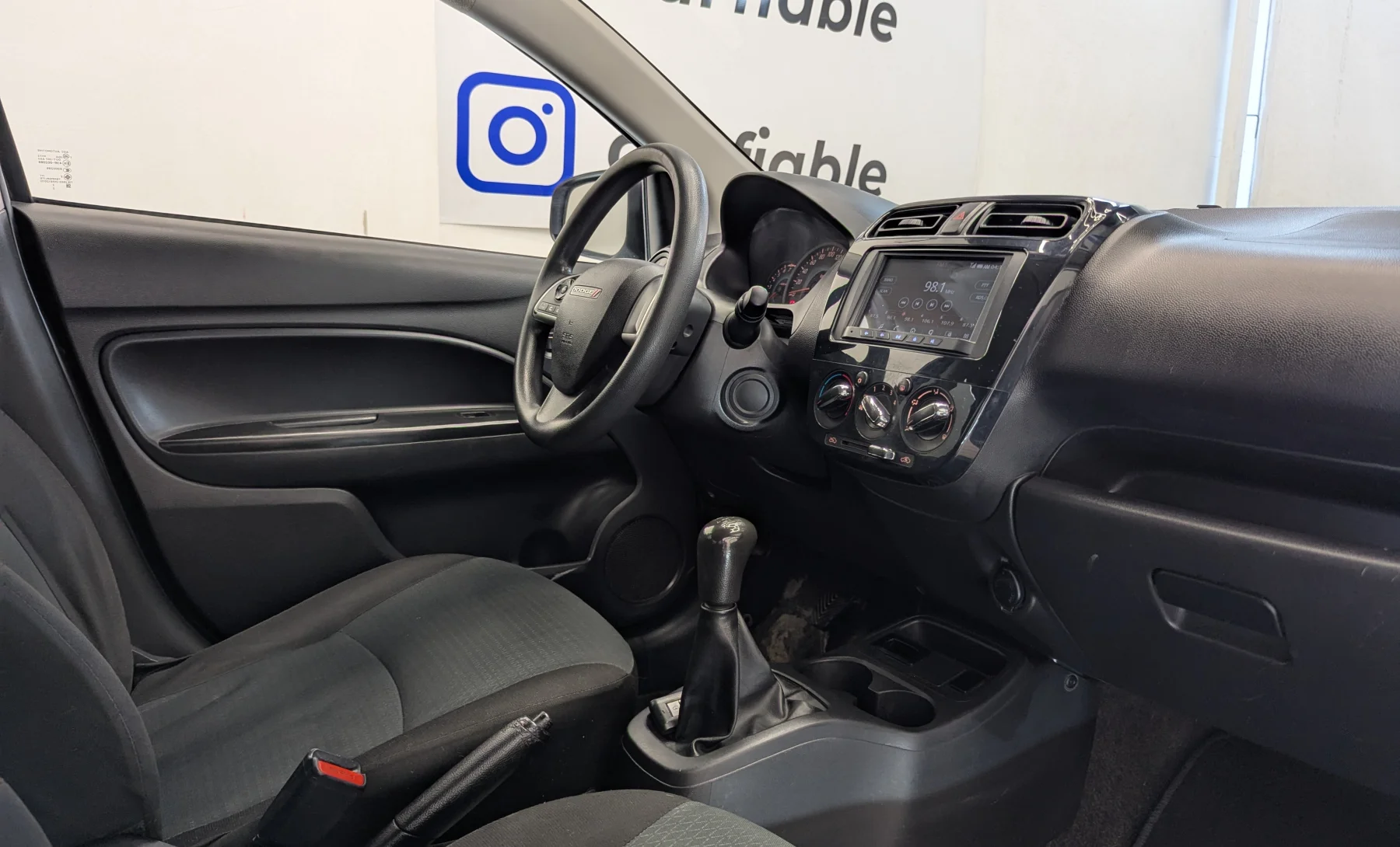 Dodge Attitude SE 2022 — interior 6 de 10