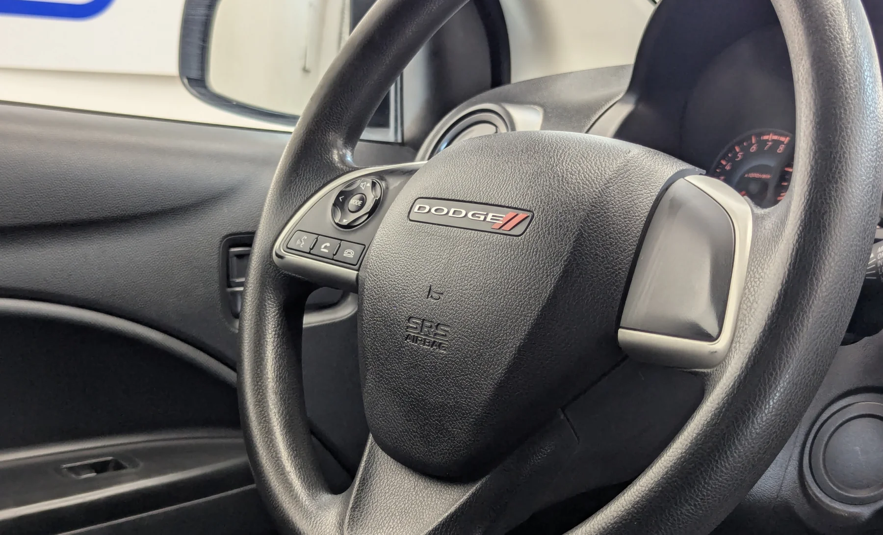 Dodge Attitude SE 2022 — interior 7 de 10