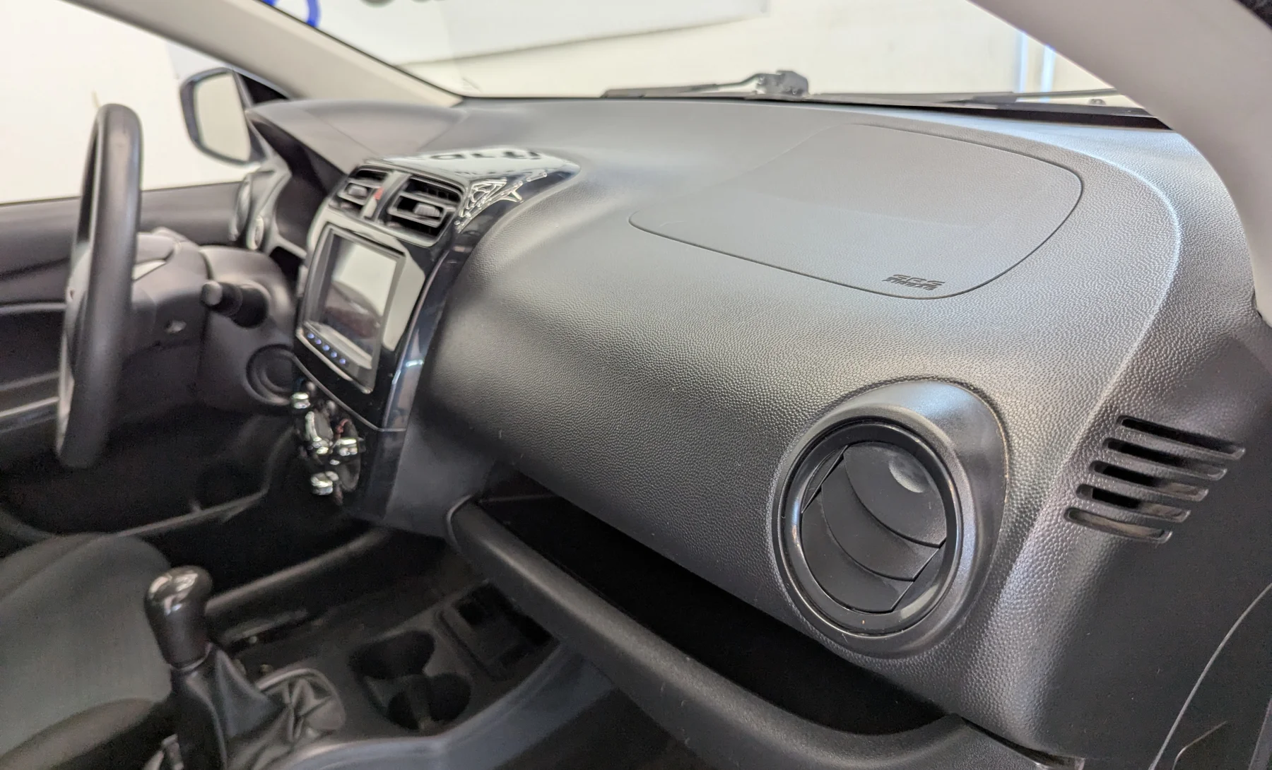 Dodge Attitude SE 2022 — interior 8 de 10