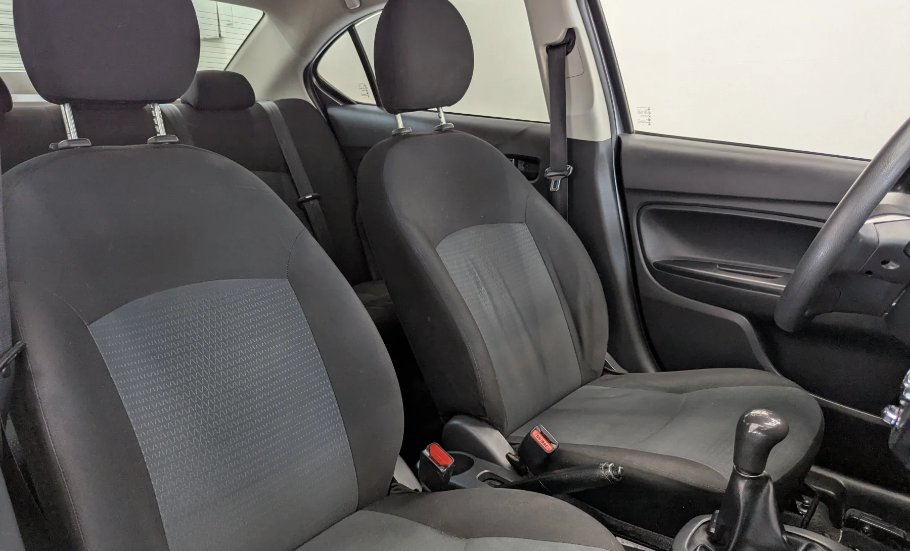 Dodge Attitude SE 2022 — interior 10 de 10