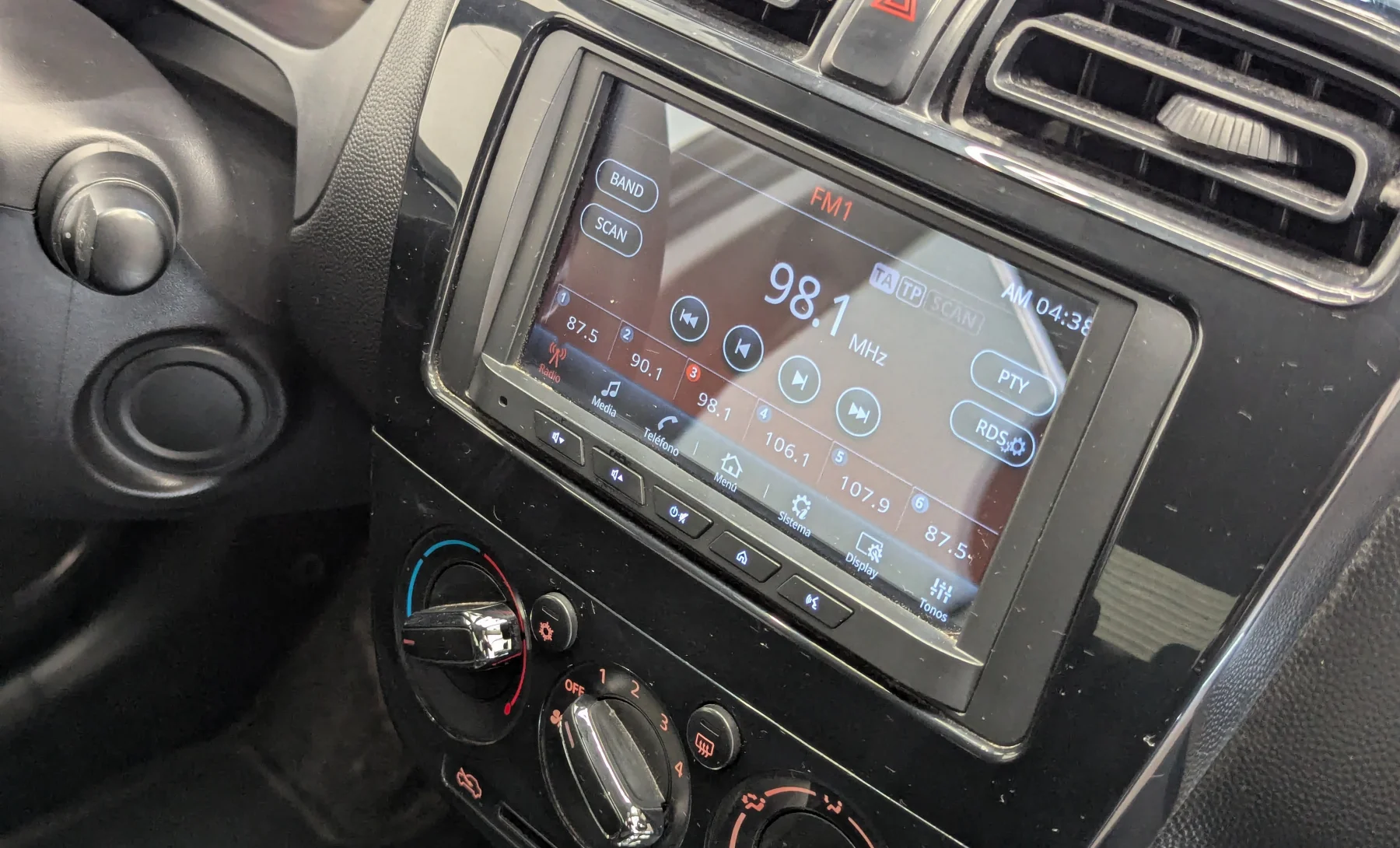 Dodge Attitude SE 2022 — interior 4 de 10