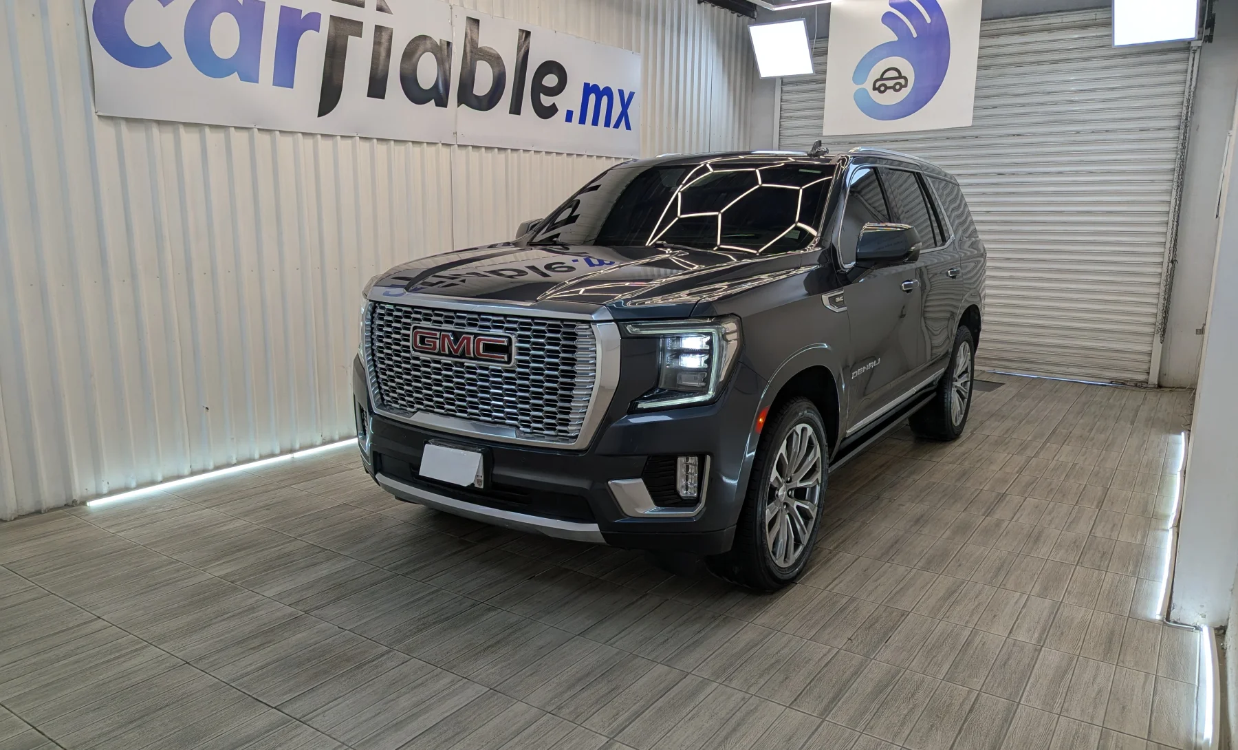 GMC Yukon Denali 2021 — exterior 1 de 10