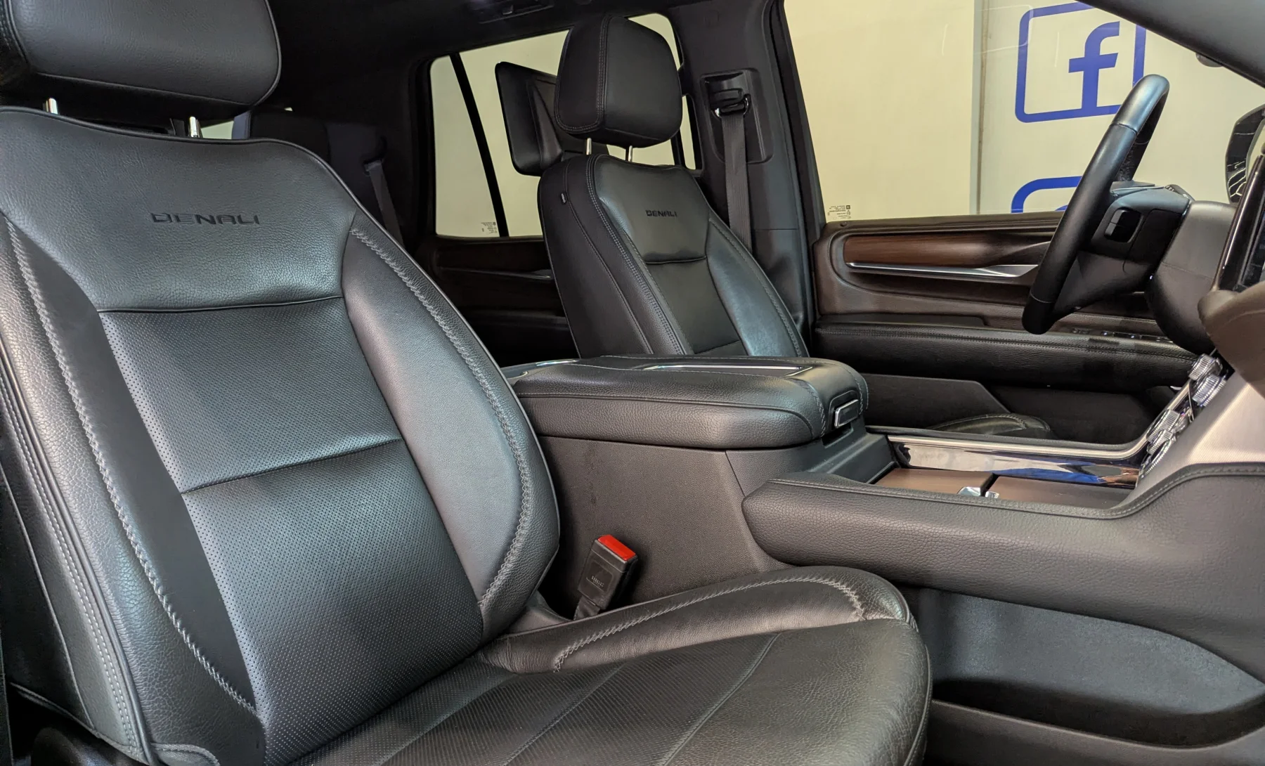 GMC Yukon Denali 2021 — interior 2 de 10