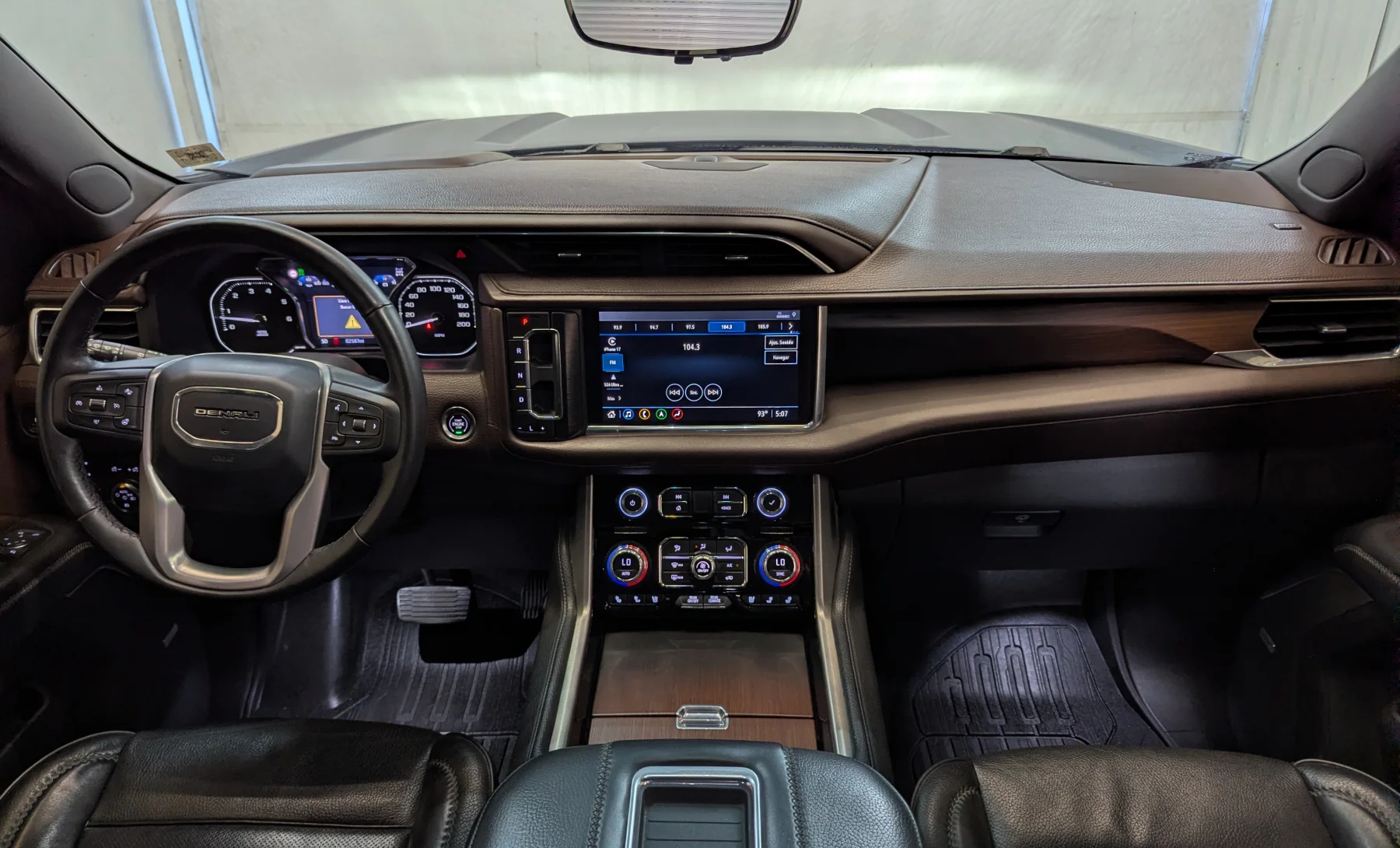 GMC Yukon Denali 2021 — interior 6 de 10