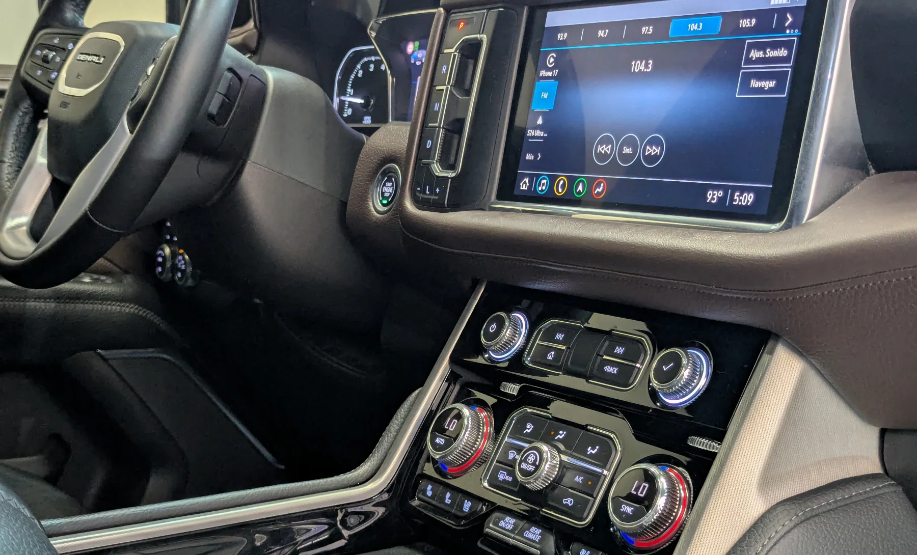 GMC Yukon Denali 2021 — interior 7 de 10