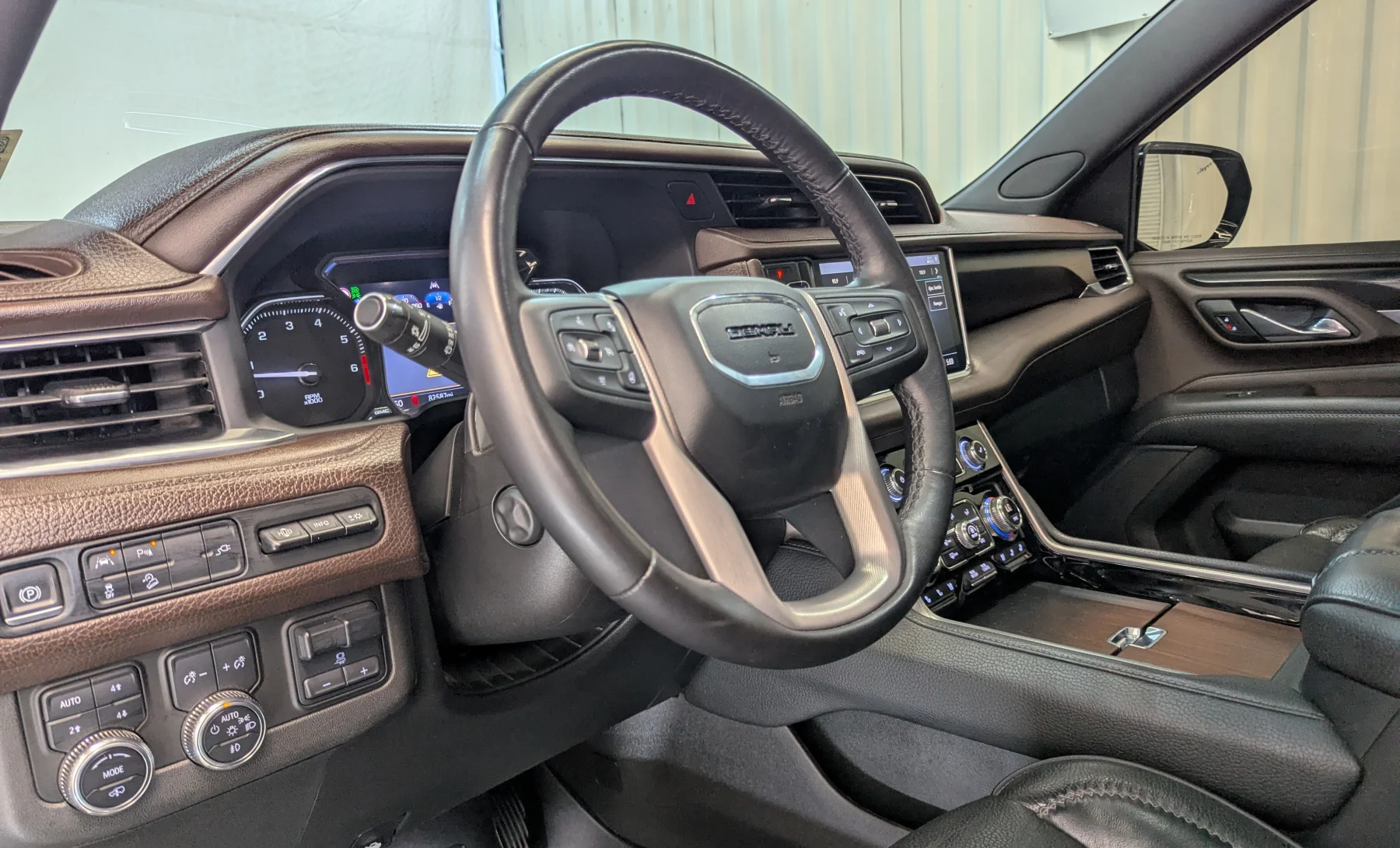 GMC Yukon Denali 2021 — interior 1 de 10