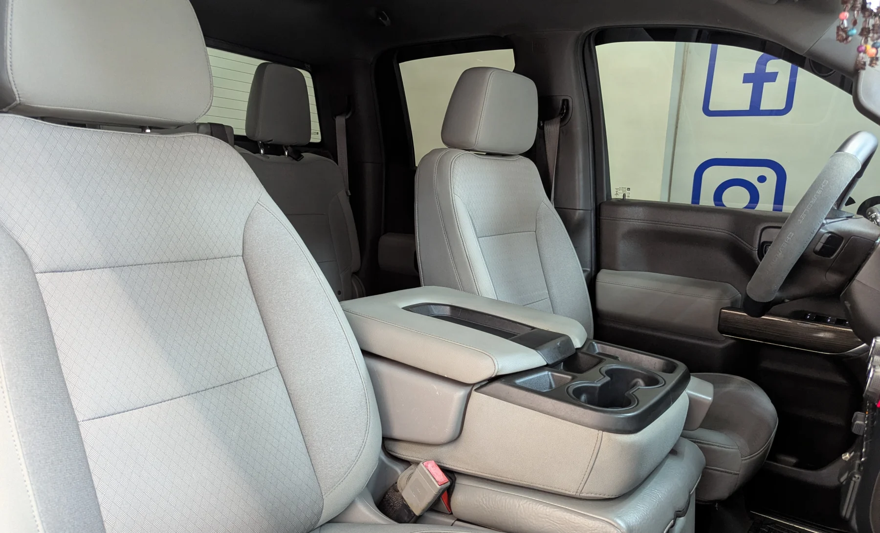 Chevrolet Silverado 1500 Custom 2019 — interior 6 de 10