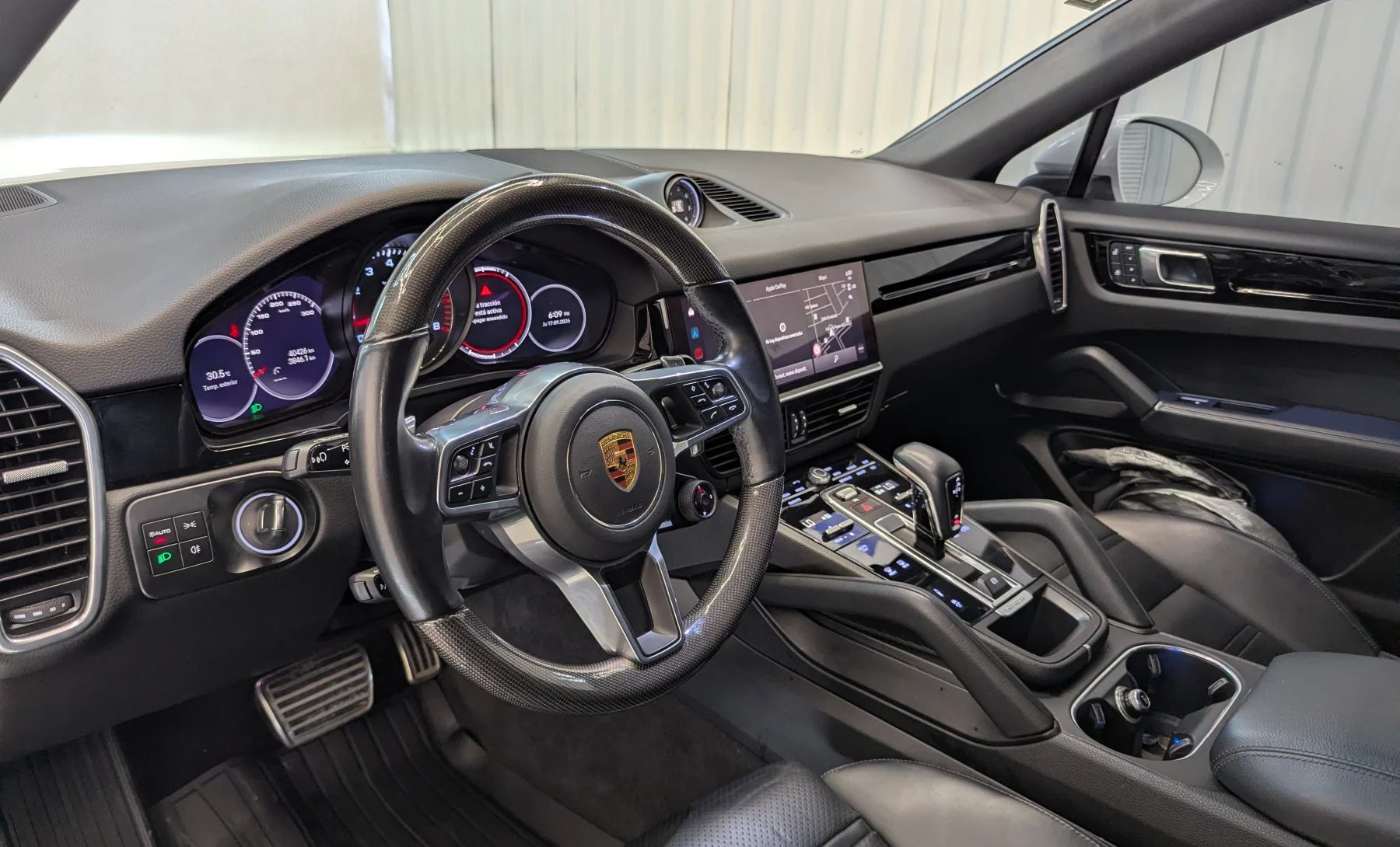Porsche Cayenne S 2023 — interior 1 de 10