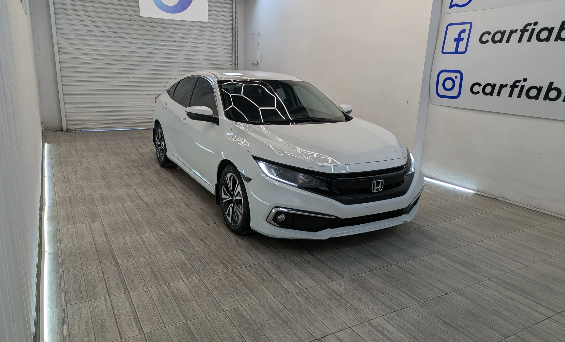 Honda Civic LX 2020 — exterior 3 de 10