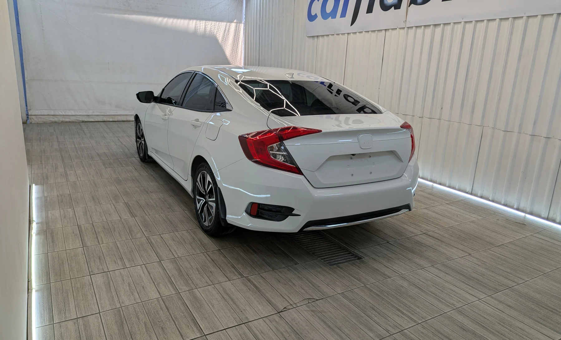 Honda Civic LX 2020 — exterior 6 de 10