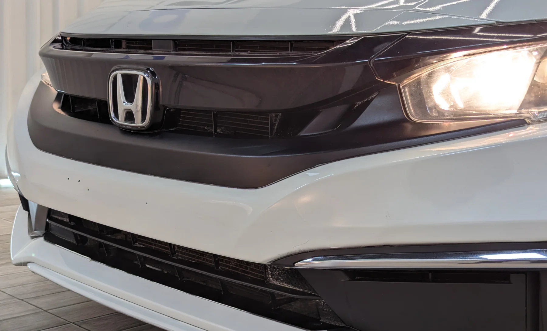 Honda Civic LX 2020 — exterior 8 de 10