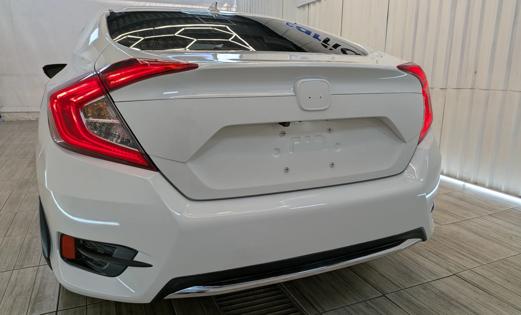 Honda Civic LX 2020 — exterior 9 de 10
