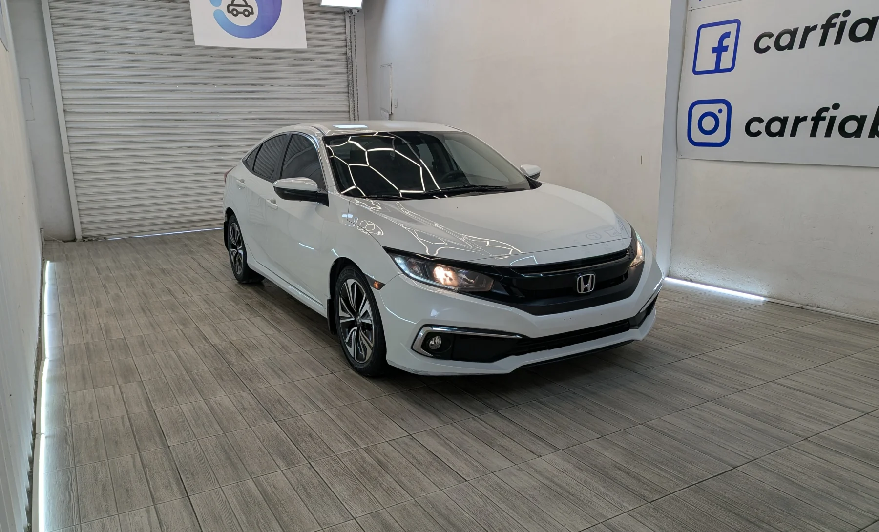 Honda Civic LX 2020 — exterior 3 de 10