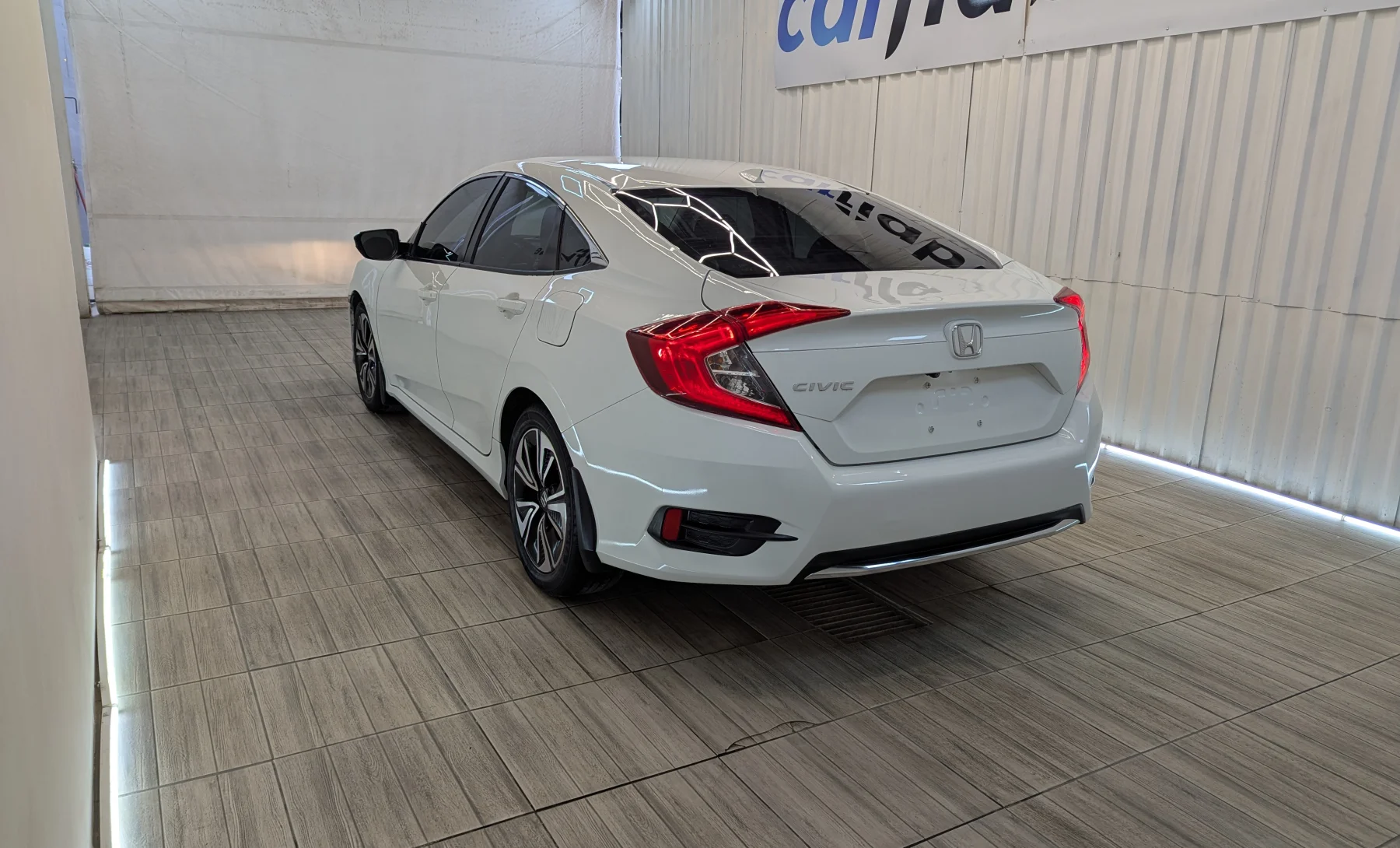 Honda Civic LX 2020 — exterior 6 de 10