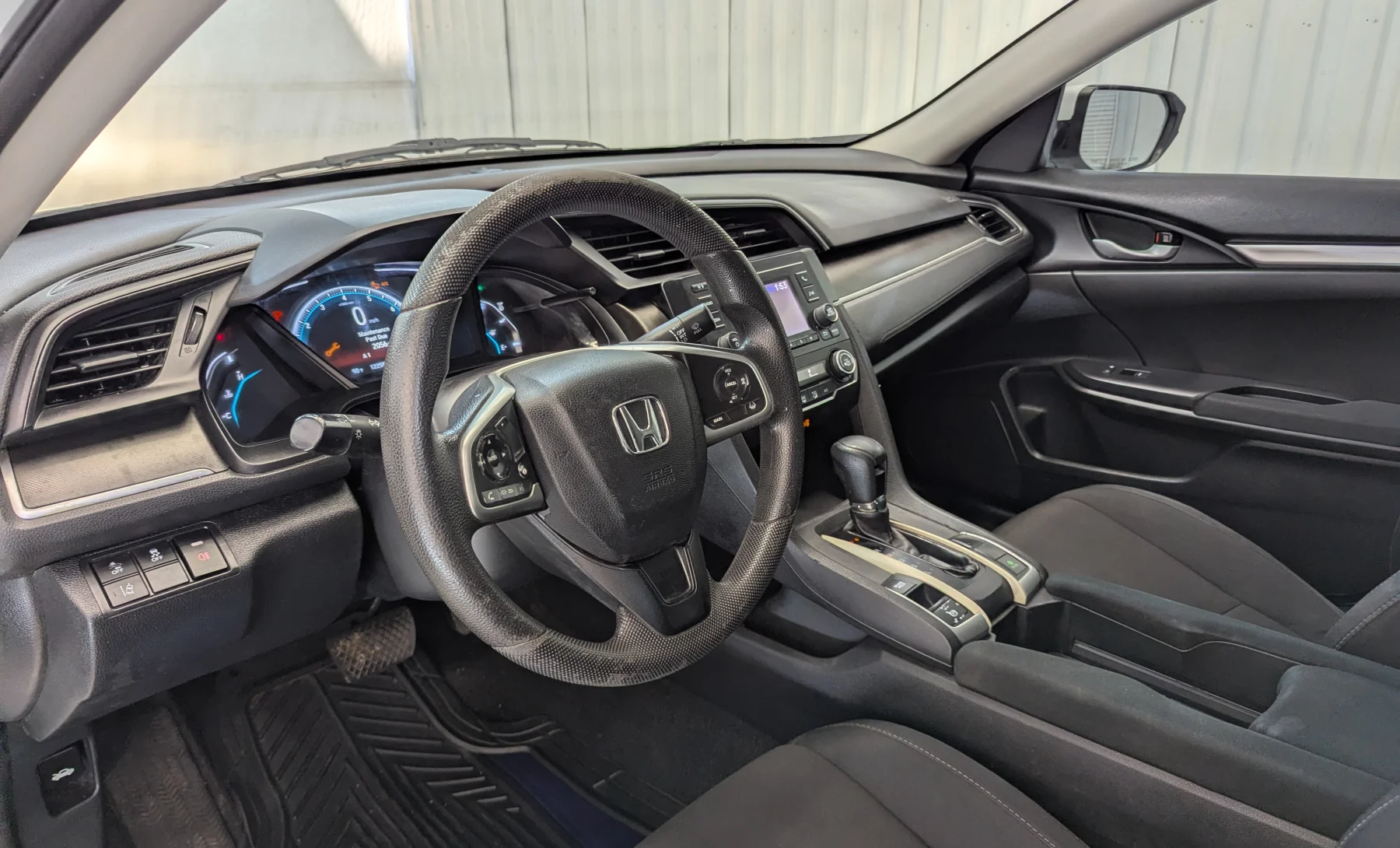 Honda Civic LX 2020 — interior 1 de 10