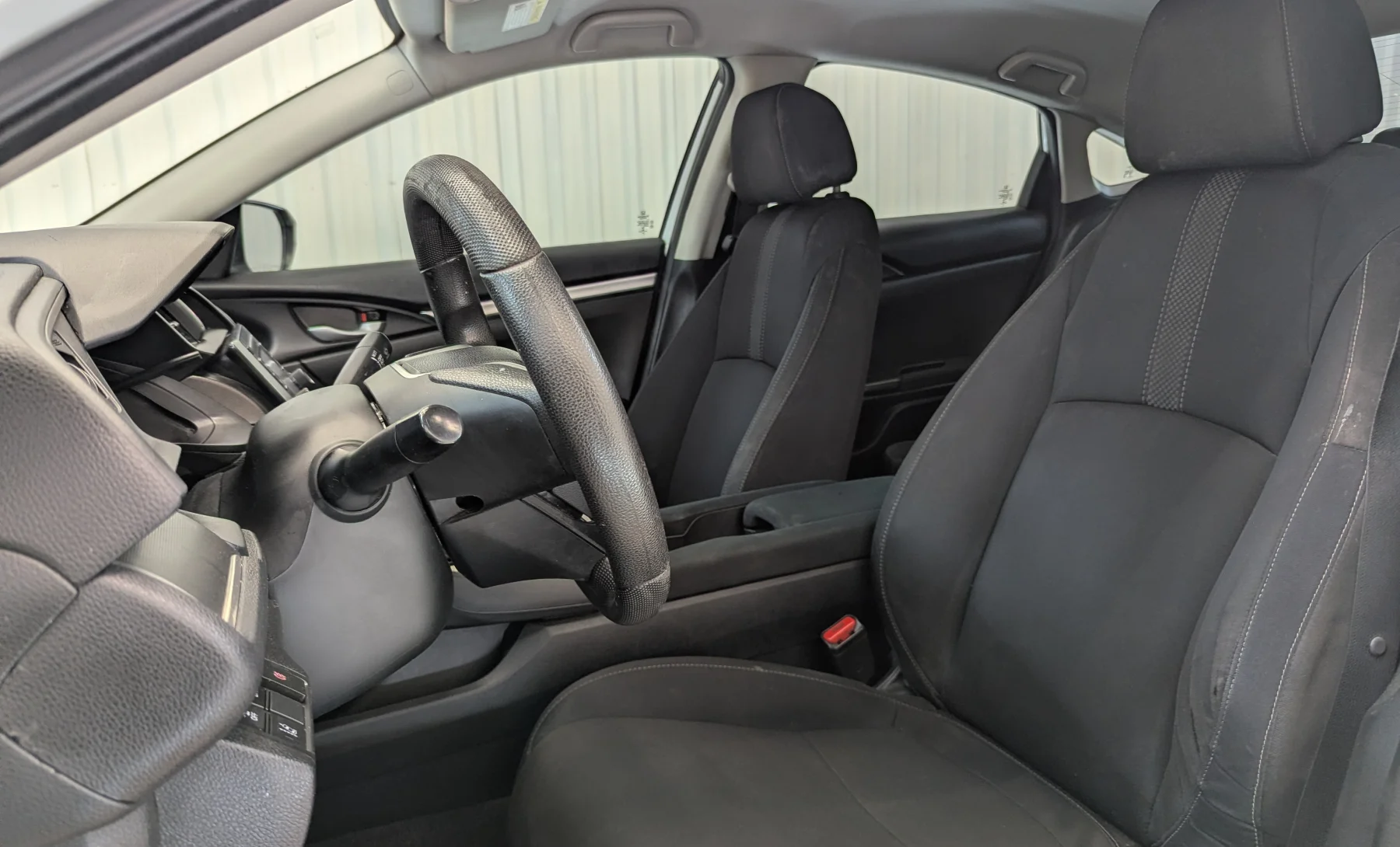 Honda Civic LX 2020 — interior 3 de 10