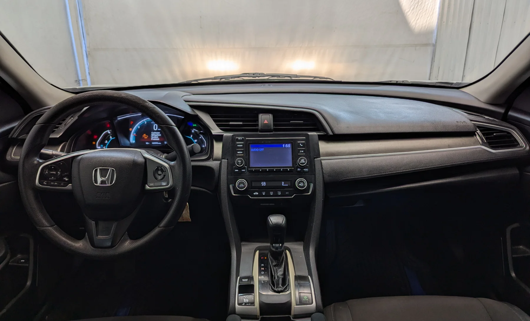 Honda Civic LX 2020 — interior 5 de 10