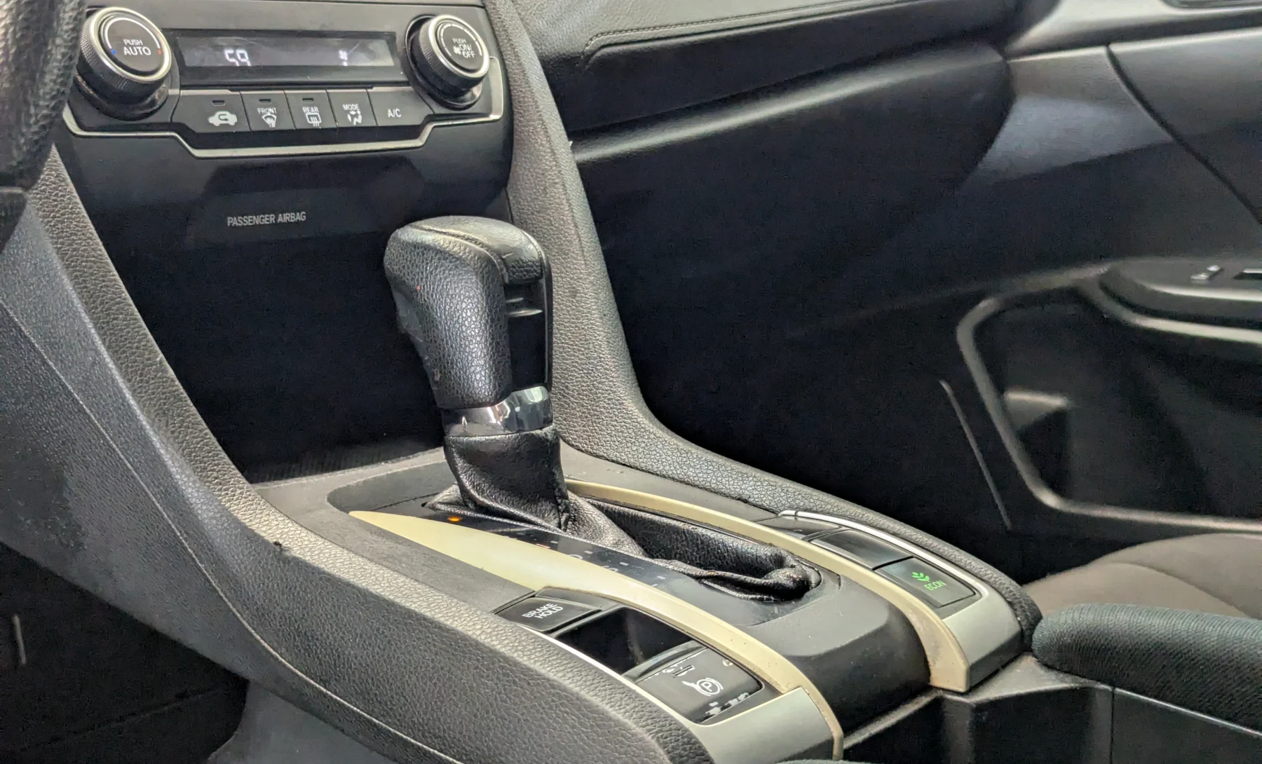Honda Civic LX 2020 — interior 4 de 10