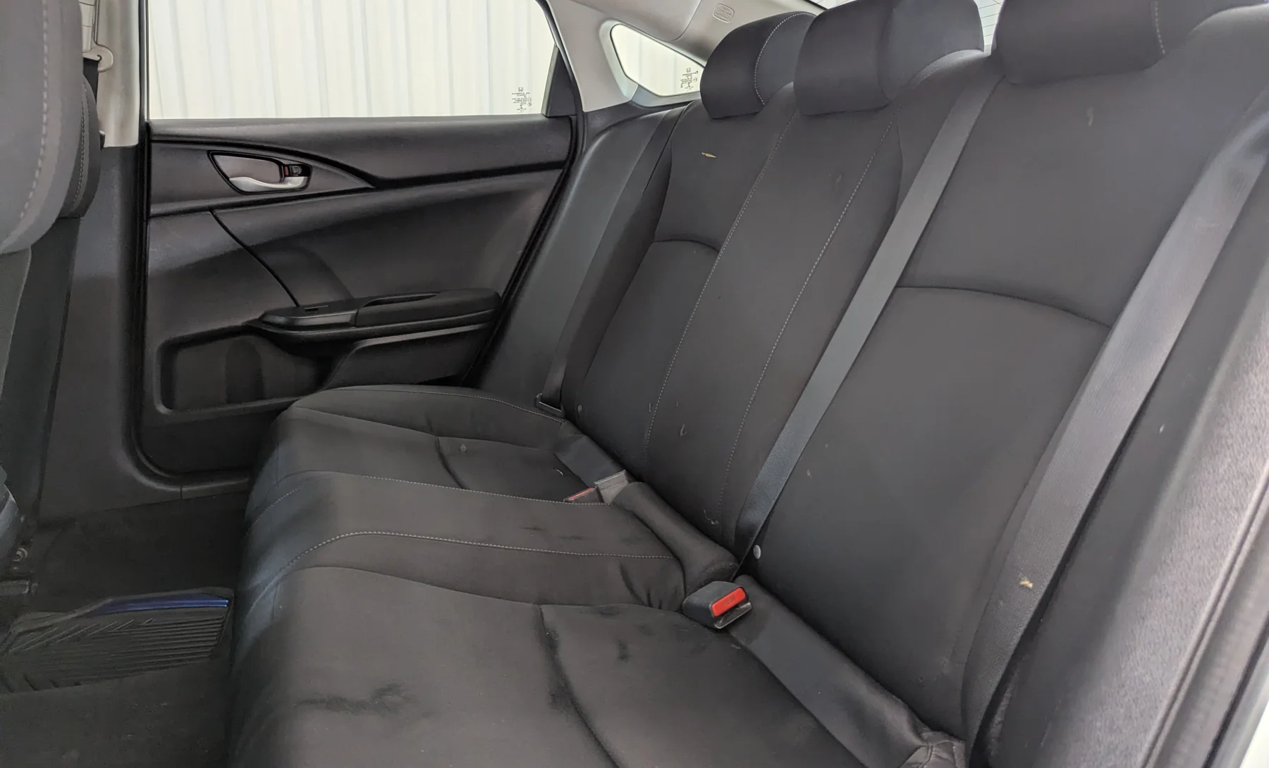 Honda Civic LX 2020 — interior 7 de 10