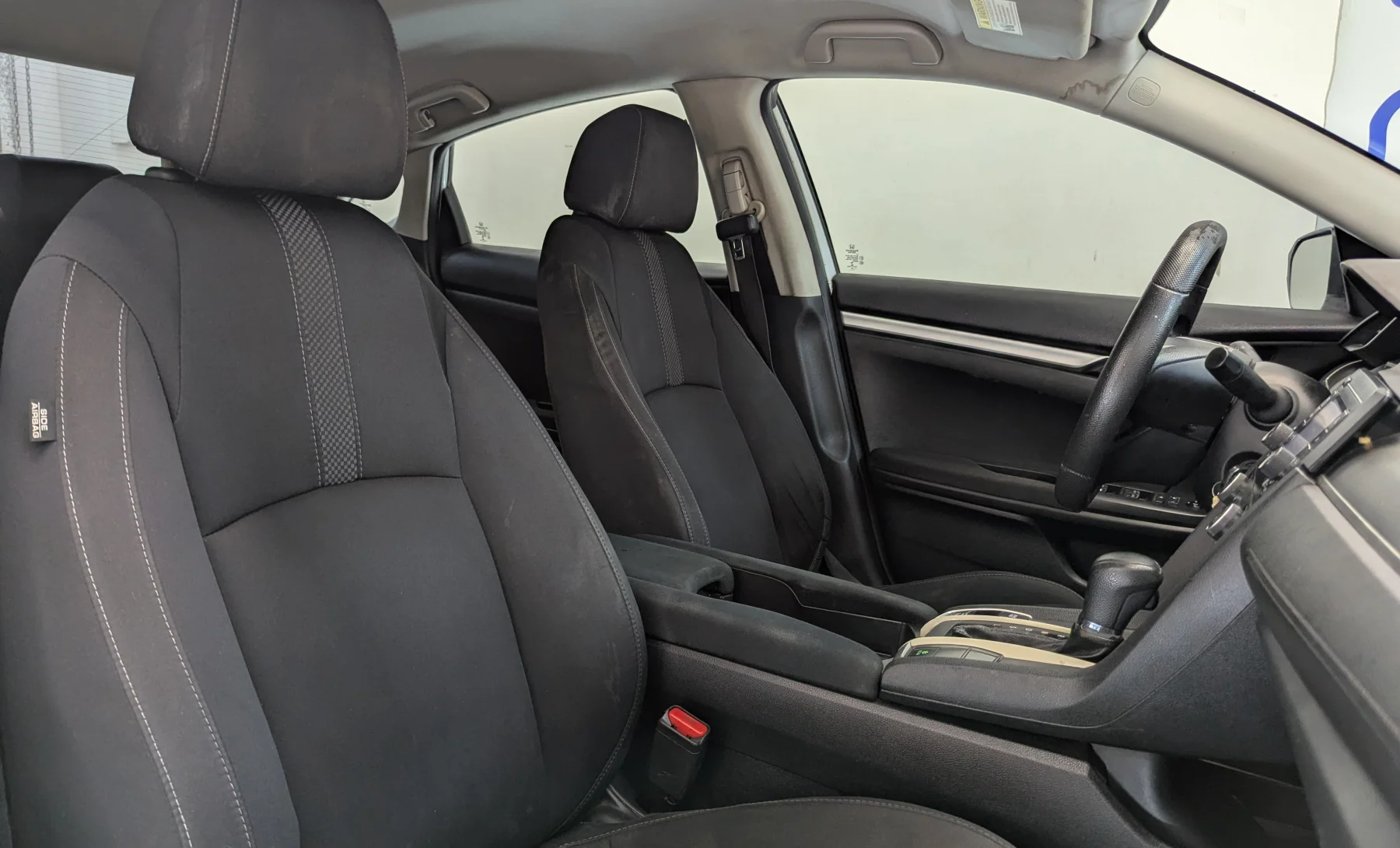 Honda Civic LX 2020 — interior 8 de 10