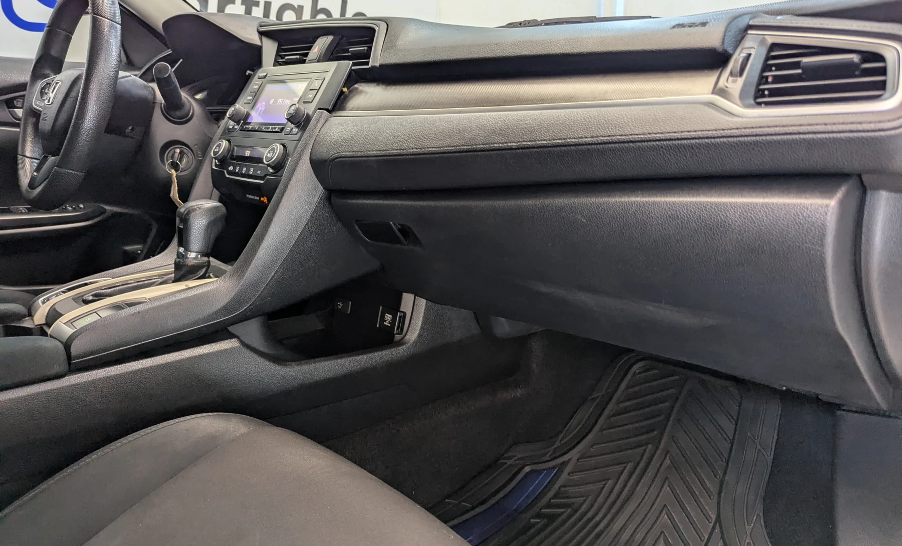 Honda Civic LX 2020 — interior 9 de 10