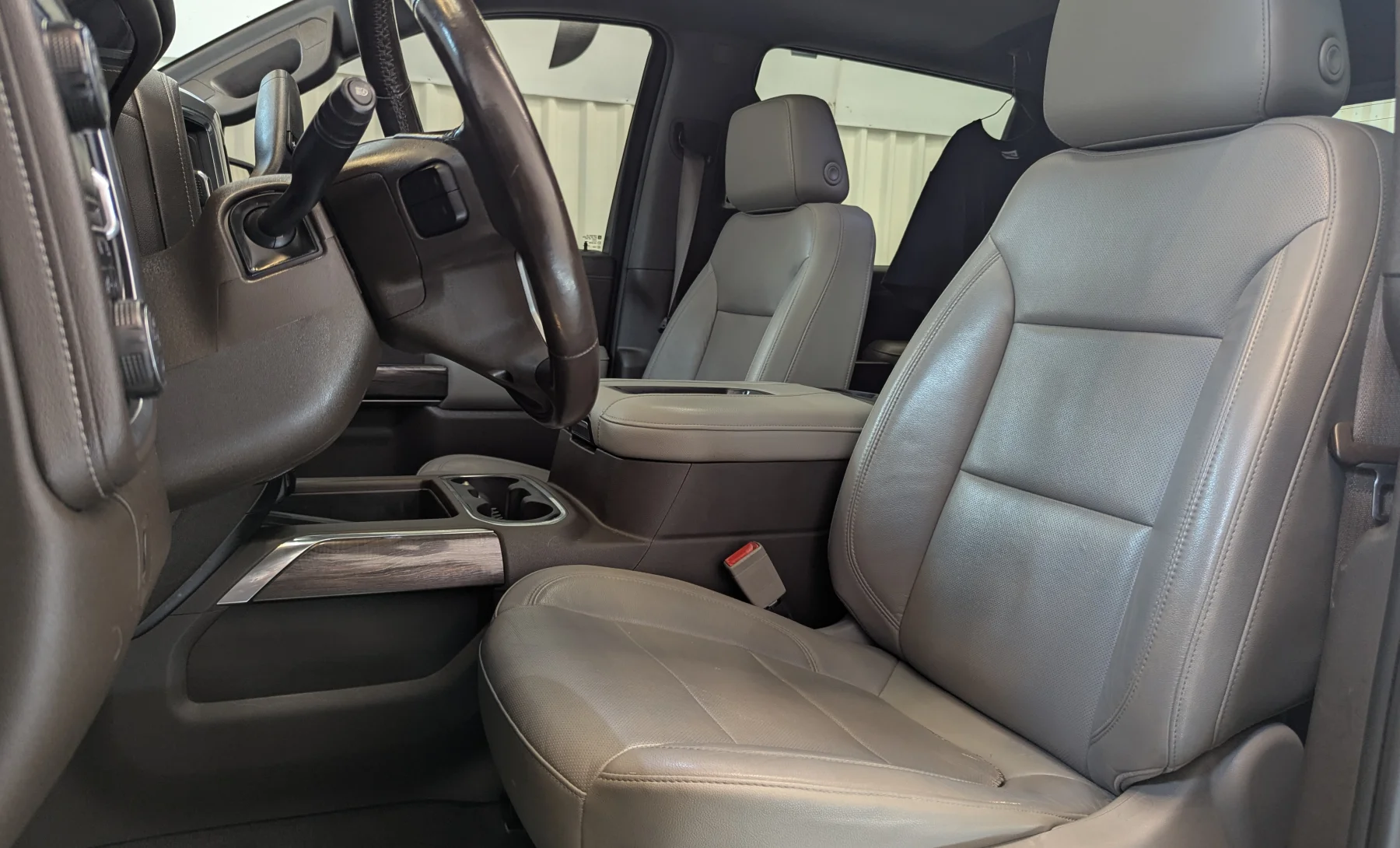Chevrolet Silverado 1500 LTZ 2019 — interior 2 de 10