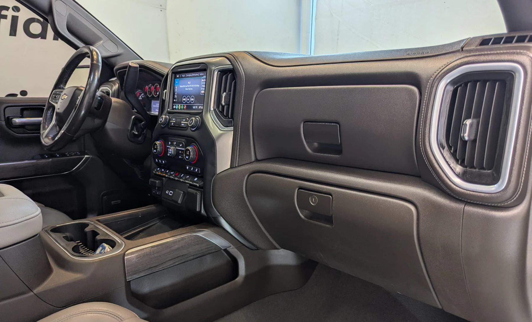 Chevrolet Silverado 1500 LTZ 2019 — interior 6 de 10