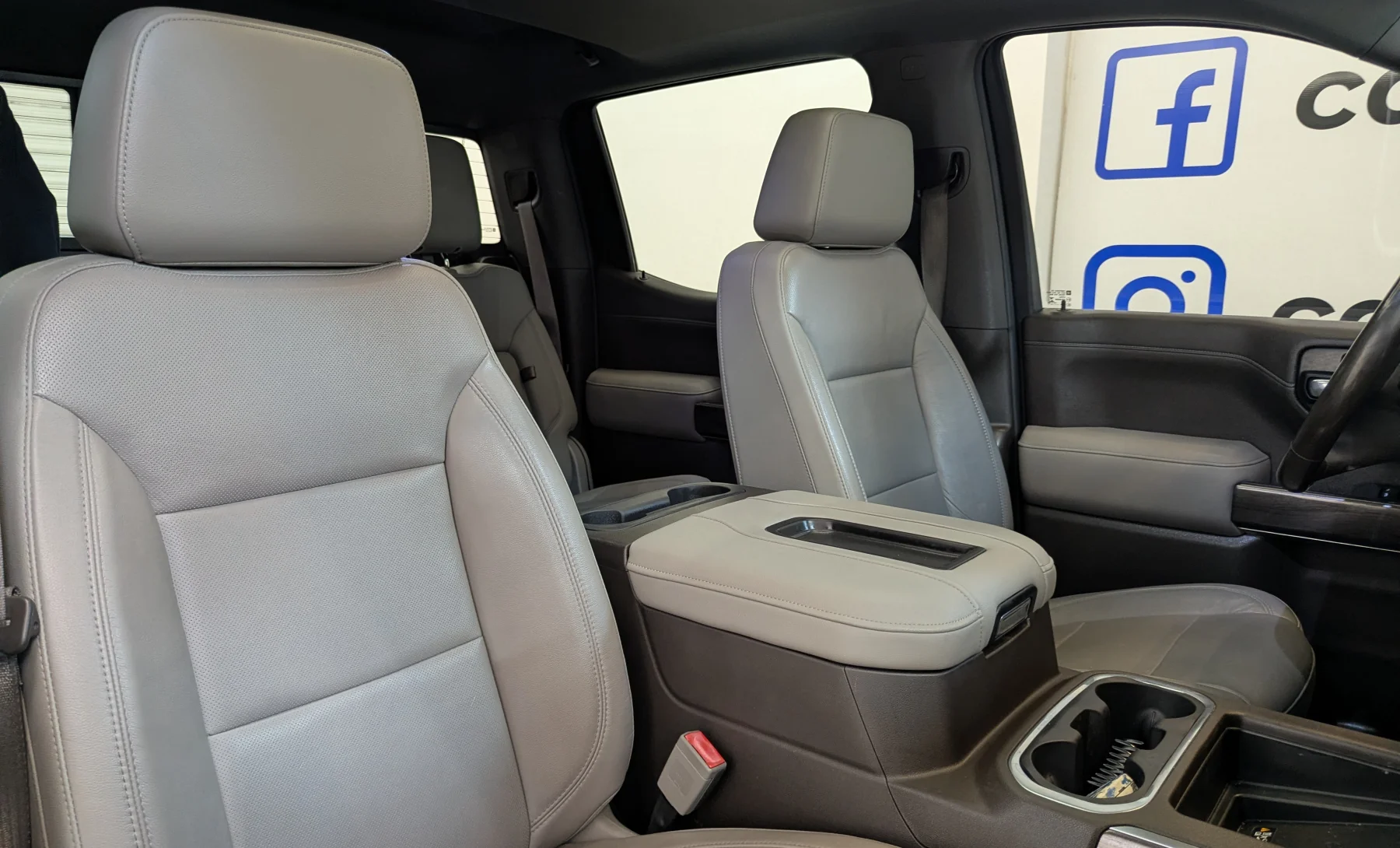 Chevrolet Silverado 1500 LTZ 2019 — interior 7 de 10