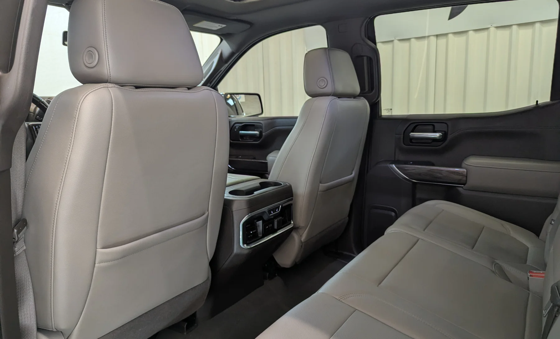 Chevrolet Silverado 1500 LTZ 2019 — interior 8 de 10