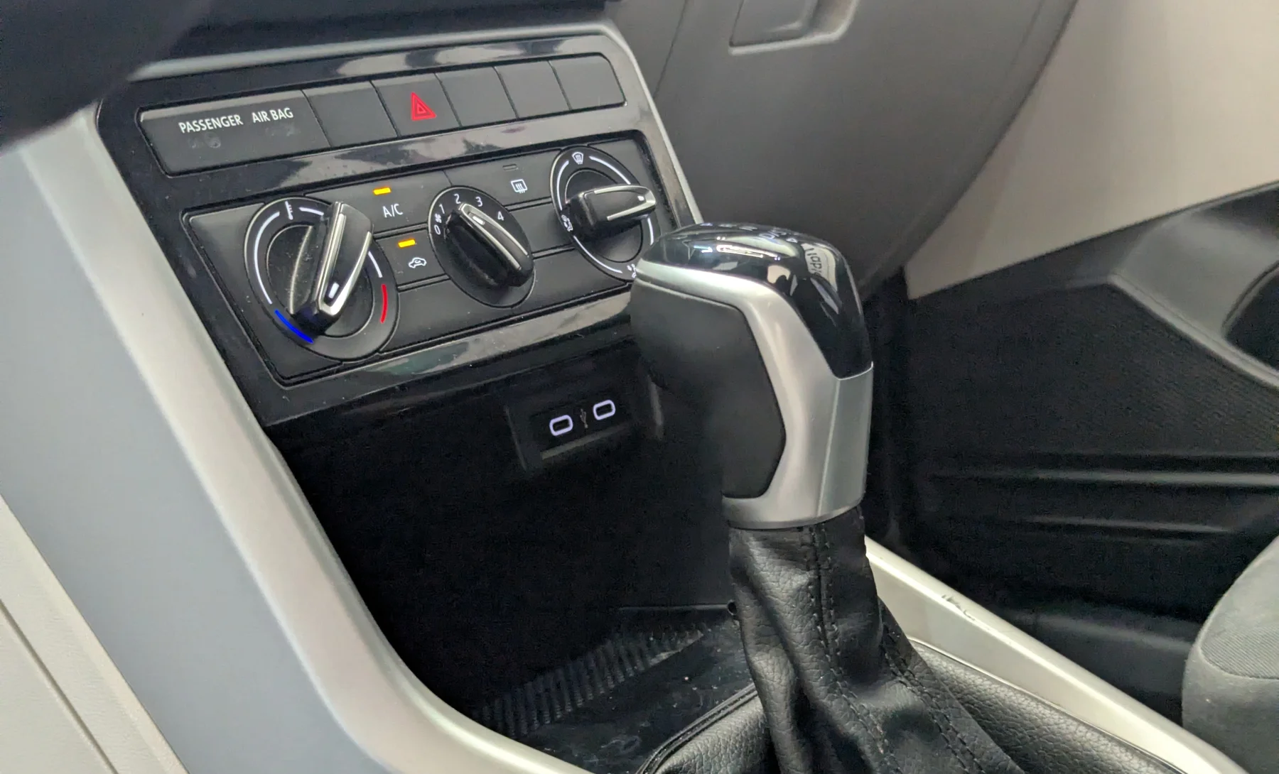 Volkswagen Taigun Trendline 2023 — interior 4 de 10