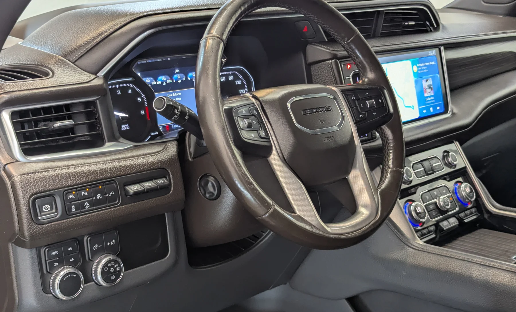 GMC Yukon Denali 2021 — interior 1 de 10