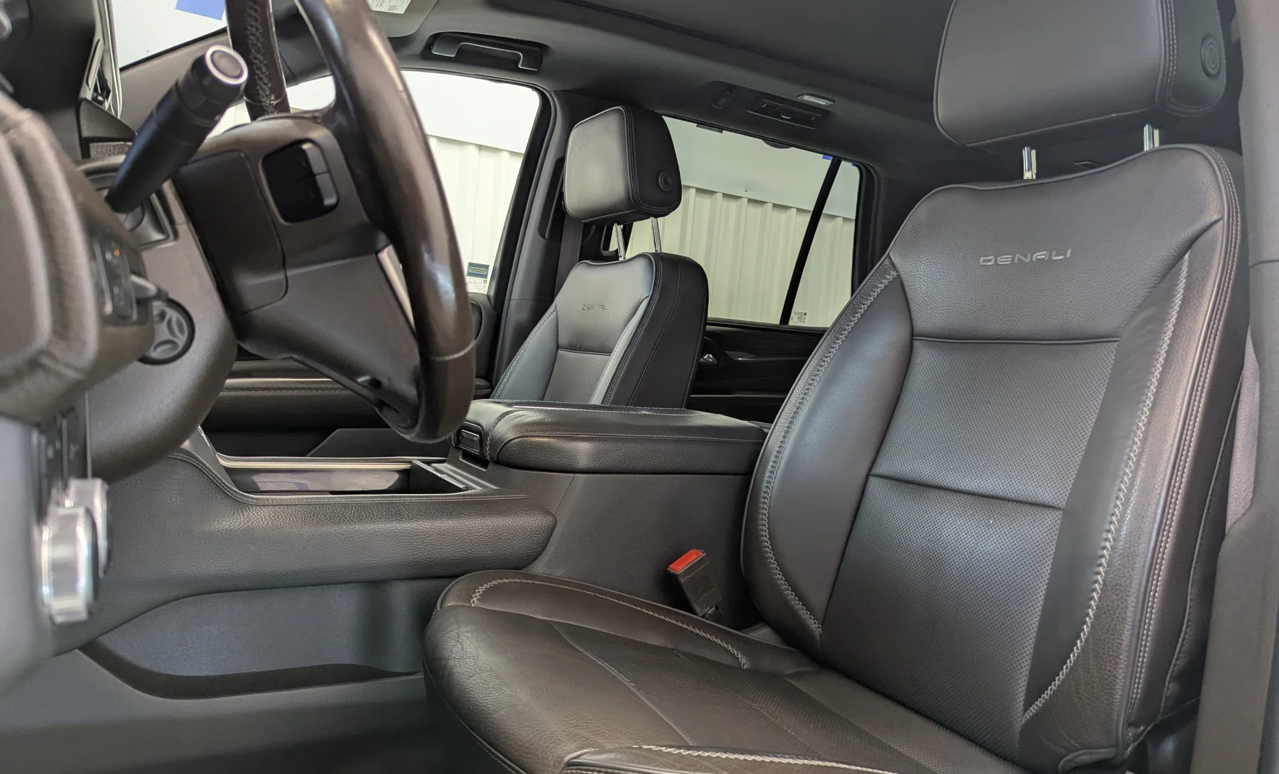 GMC Yukon Denali 2021 — interior 2 de 10