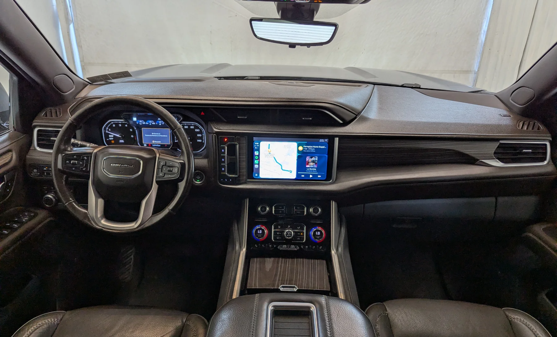 GMC Yukon Denali 2021 — interior 3 de 10