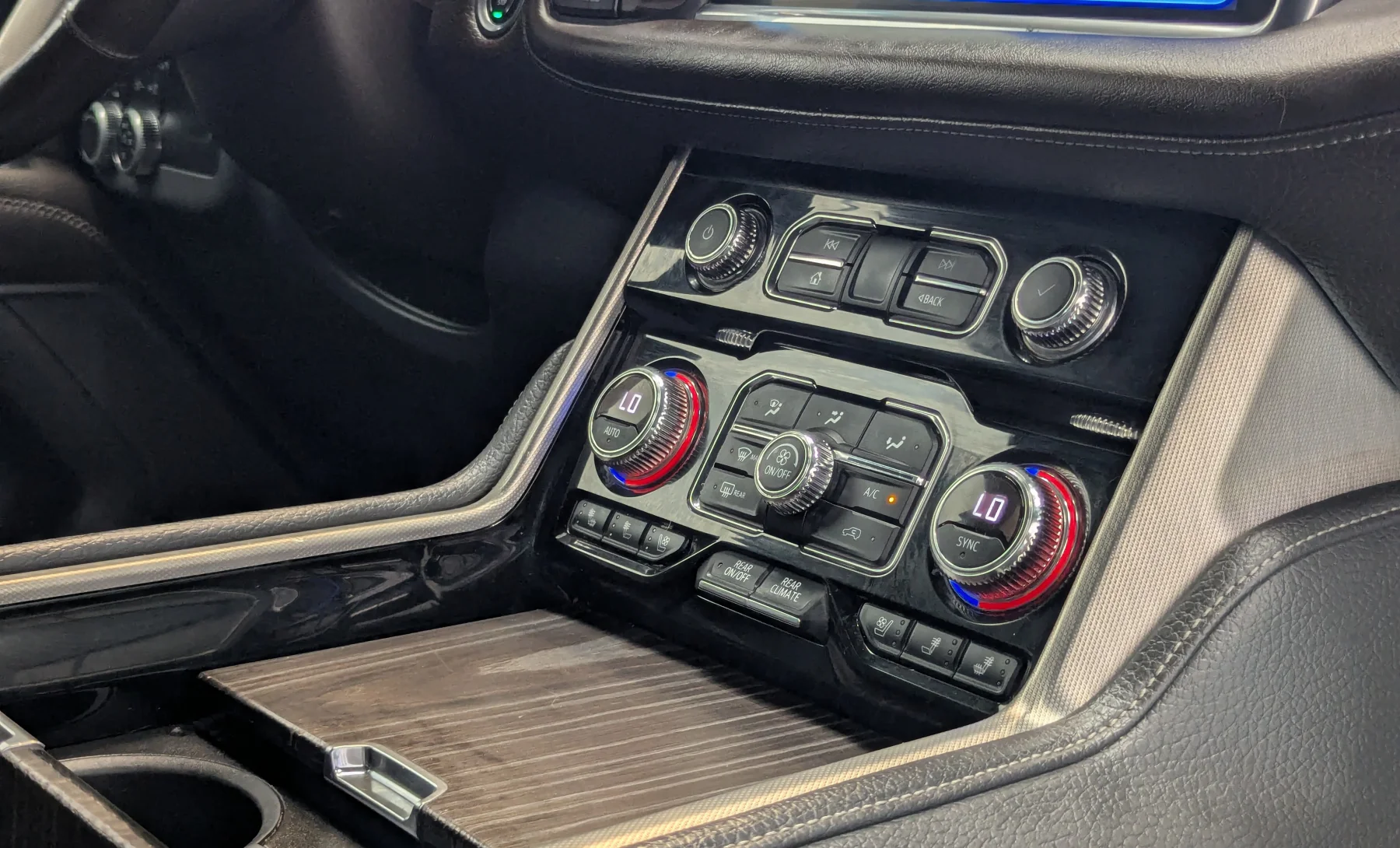 GMC Yukon Denali 2021 — interior 5 de 10