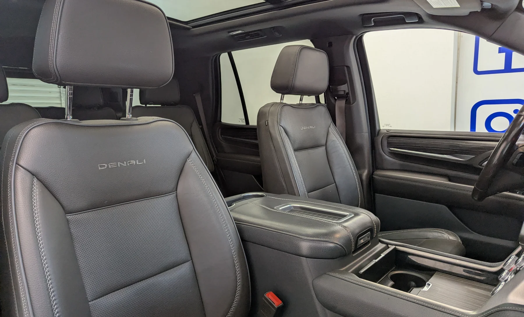 GMC Yukon Denali 2021 — interior 6 de 10