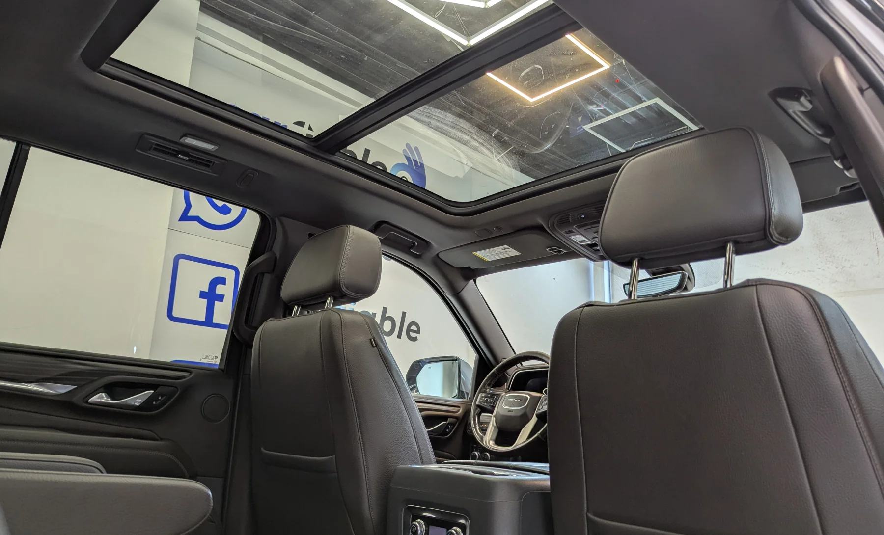 GMC Yukon Denali 2021 — interior 7 de 10
